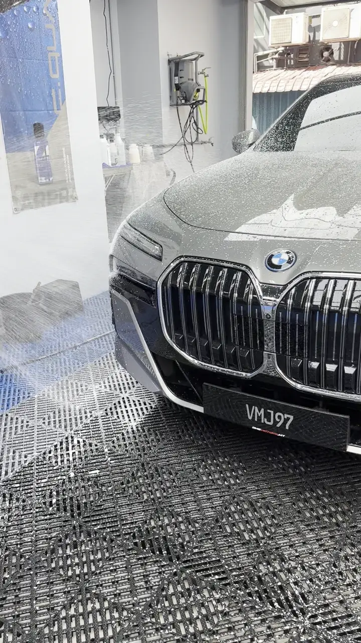 BMW i7 snow foam