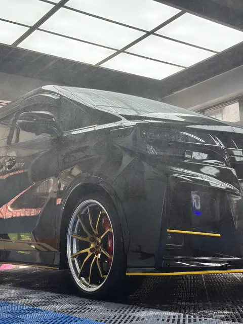 Black Alphard pre-wash rinse