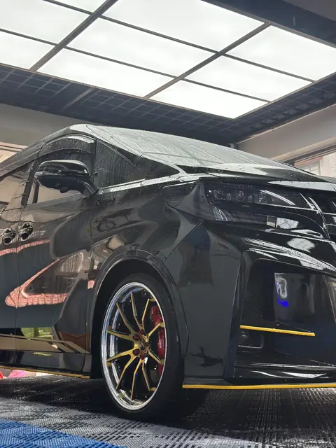 Black Alphard pre-wash rinse